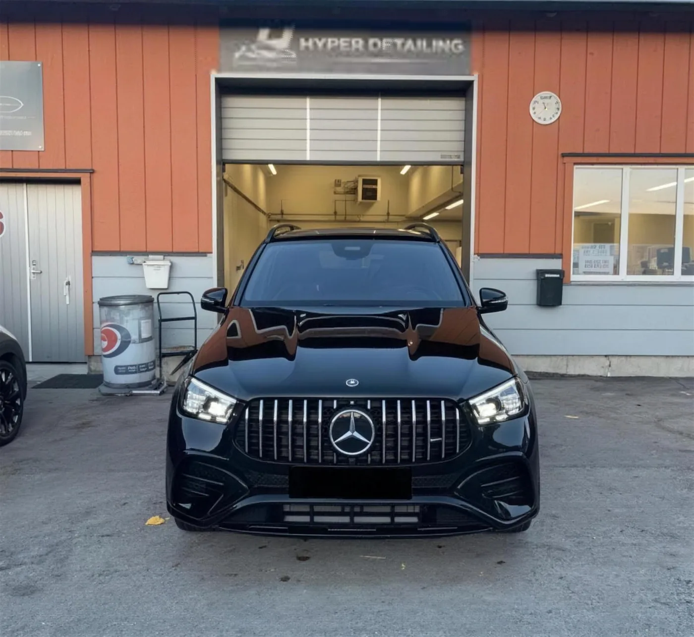 Hyper Detailings lokal i Umeå — svart Mercedes GLE framför den öppna porten under skylten